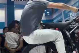 重庆摩博会骑手上演“屁股刹”网友：幸亏戴了头盔#摩博会视频封面