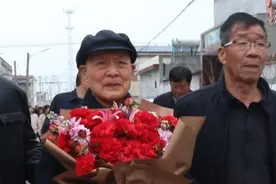 与家人失散80余年终回家！85岁老人在民警帮助下寻亲成功，“儿子和孙子都鼓励我寻找自己的根”视频封面