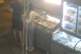 7月5日，广东汕头。男子开冰柜拿串串，刚推开玻璃爆裂，店老板：损失4500元，顾客一直说要赔偿损失，我们拒绝了，顾客没伤到就好。视频封面
