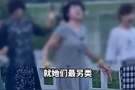 四川女子偶遇大妈们跳另类诡异广场舞视频封面