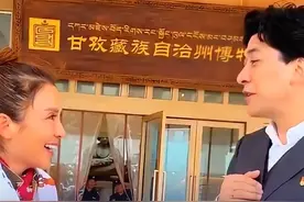 朱迅景区救人后获新身份！网红局长刘洪给朱迅颁发聘书 【#朱迅景区救人后获新身份，获聘任为甘孜文旅宣传推广大使，网红局长刘洪给朱迅颁发聘书】#朱迅参加公益活动时救治高反游客  近日，中央广播电视总台主持人朱迅在海拔4000米的川西高原上，主动施救突发高原反应的游客，不仅拿出自己的氧气瓶，更运用专业急救知识为患者按摩穴位。这场“最美援手”被游客拍下后，引发超百万网友点赞，更获得甘孜文旅局的关注。据“中央广播电视总台藏语”微信视频号5月30日消息，朱迅获聘任为甘孜文旅宣传推广大使，甘孜州文旅局局长刘洪为其颁发聘书。（中央广播电视总台藏语微信视频号）视频封面