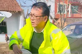 2月11日，河南，交警拜年途中遇堵车，立即下车换上警服疏导交通。网友：最帅变装！#交警 #正能量视频封面