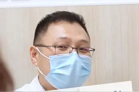 头顶掉发发量稀疏，越涂米诺地尔掉发越多，出现狂脱期要停药吗 #硬核健康科普行动    #头发稀疏  #米诺地尔酊  #掉头发视频封面