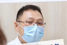 头顶掉发发量稀疏，越涂米诺地尔掉发越多，出现狂脱期要停药吗 #硬核健康科普行动    #头发稀疏  #米诺地尔酊  #掉头发视频封面