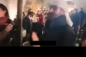 叙利亚德鲁兹人伸出援手 闻览焦点：#阿拉维派 女性，在逃离家园的过程中经历了难以言喻的艰辛与恐惧。苏韦达省的#德鲁兹社群 展现出了团结与同情，他们接纳了这些逃难的#女性 。#叙利亚 #叙利亚新进展视频封面