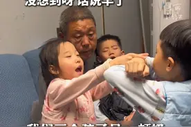 #爷爷喜提龙凤三胞胎后快变成金牌月嫂  “一天要喂36顿奶，压力太大了！”（画面来源：小孙有个三胞胎）#带娃的日子 #爷爷带娃