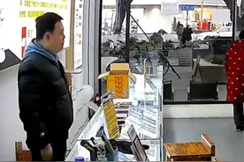 老太捡到手机后，拿去店内要求解锁，好心店主劝说把手机归还被拒#捡手机  #社会百态视频封面