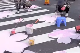 3月15日江苏常州，手绘师在斑马线上画樱花，“希望给行人带去一份惊喜”视频封面