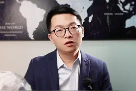 没人敢欺负中国人的国家，花了100年来逆袭 有着3400万人口的秘鲁，生活着200万左右的华人，拥有华人血统的人更是高达500万左右，是南美洲最大的华人群体。从被人歧视的“劳工苦力”逆袭成为了今天最受尊重的移民群体——在秘鲁，没有人敢欺负中国人。
本月14日，在中国和秘鲁两国元首共同下达指令之后，秘鲁的钱凯港正式开港。
在这里，到处都是中国制造。它将成为南美洲第一座智慧港口，未来能创造至少8000个工作机会，并把秘鲁到中国的海运时间缩短为23天、物流成本降低20%。
一位西方记者这样写道：“这一港口既是秘鲁贸易野心的象征，也是中国在拉丁美洲所施展的攻势的象征，还是美国影响力崩溃的象征”。
相比于欧美列强对南美洲的榨取的压迫，中国人以最卑微的姿态来到这里，与当地人民共建“阶级友谊”，用了数百年时间赢得了当地人的尊重。这也为中国人出海提供了新的思路，不要只关注欧美，在东南亚和南美，还有更多的机会，那里广阔天地，大有作为。#秘鲁 #华人 #移民 #出海 #出国视频封面