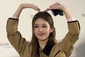 9月20日，#赵露思现身西安参加某品牌见面会 ，商场所有楼层挤满了围观的粉丝和路人，担心出现踩踏等安全问题，#赵露思  提前结束活动并离开 （豫视频）