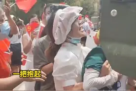 8月27日，重庆，#女子欢送消防员直接抱起闺蜜往车上塞：难以压抑住感激之心 、激动之情。视频封面