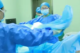 剖腹产胎儿娩出一半就开始排便？ #医学科普 #孕产知识 #胎儿 #剖腹产 #抖音知识年终大赏