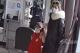 #泪目！妈妈带生病女儿去剃光头，店主了解情况后细心理完不收钱 店内顾客也动容不已#理发  #化疗 #女孩理光头视频封面