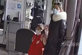 #泪目！妈妈带生病女儿去剃光头，店主了解情况后细心理完不收钱 店内顾客也动容不已#理发  #化疗 #女孩理光头视频封面