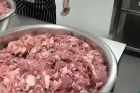 10月18日，媒体评学校“臭肉事件”：为了学生的饮食安全，落实陪餐制，让校长和孩子吃一样的饭菜视频封面