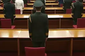 现场视频！中央军委举行晋升上将军街仪式，习近平颁发命令状并表示祝贺。