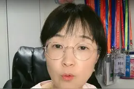 吃了避孕药竟然还会怀孕？揭秘背后的真相！ 有男粉问，为什么吃了避孕药还会怀孕呢？
这种事后口服的避孕药叫紧急避孕药，只能作为补救措施，不是有效的方法，仍有怀孕甚至宫外孕的可能性。
什么最有效？就是短效避孕药，一个月吃一盒的。这种一般月经第 3-5 天开始口服，每天一粒，吃完一盒停药后会来月经。
难得在一起也要每天吃药吗？吃多了是不是不好？别搞错了，其实不好的是紧急避孕药是大剂量孕激素的单词给药反而造成月经不调。短效避孕药是小剂量雌孕激素混合制剂，既能调节月经周期，又能有效避孕。
#医学科普 #怀孕 #妇科 #避孕药 #硬核健康科普行动视频封面