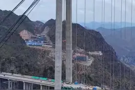 这是在建的花江大峡谷上的世界第一高桥，一镜到底带你看桥面施工现场，600多米高空大气磅礴又震撼！#中国桥梁 #花江峡谷大桥 #桥梁工程 #内容启发搜索 #快成长计划 航拍@谢哥来了 日常@小红家的日常视频封面