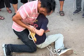 9月11日（采访）浙江杭州，男孩初中辍学 在外面乱跑，父亲拿绳子当街捆绑儿子要送其去派出所，派出所：经教育，孩子被父亲带回去读书 #教育视频封面