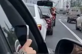 新人接亲遇远足学生，学生们送上祝福，新郎给学生们发喜糖红包视频封面