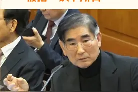 金龙显与尹锡悦当庭对峙 被指“认下所有” 韩国前国防部长官金龙显作为尹锡悦方的证人出席。韩国媒体报道称，金龙显当天以承担全部责任的态度出庭作证，证词几乎完全对尹锡悦有利，但与所有其他相关人员的证词相矛盾。#金龙显承认深度参与紧急戒严 #韩前防长出席尹锡悦弹劾案庭辩作证视频封面