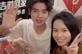 春运返乡高铁车厢内举办相亲会，22岁小伙成功牵手35岁姐姐 1月23日，从广州开往贵阳的一趟返乡高铁列车上，近百人参加了一场相亲活动。其中有一位00后小伙在高铁上相亲成功，发现女方竟然大自己13岁。为了庆祝这份意外的缘分，活动组织者特意准备了一份特别的贺礼——一整只香气四溢的烤乳猪。#近百名广漂返乡高铁上相亲 （大象新闻）视频封面