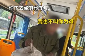 老人带捡的废品坐公交被赶下车？公交公司：实在没办法 有乘客投诉#包容 #社会百态视频封面