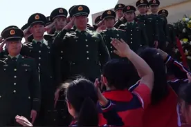 当少先队员礼遇上军礼，这是最好的传承！ 视频封面