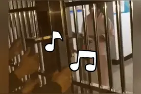 10月26日，湖北随州。男生晚归唱歌求宿管阿姨开门，结果...刚进门就改口了！错过门禁的你都用过哪些招喊阿姨开门？视频封面