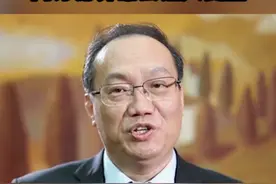 医生表示，人体内生长激素增加引发肢端肥大症，会让外貌发生改变，如鞋号变大、面貌变丑。而皮质醇增多症则会导致肢体肥大，可能会出现“满月脸”“水牛背”等症状。
视频封面