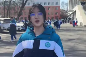 老师用特别的方式为学校高三学生加油打气。“愿他们面对未来的挑战依旧乐观积极。”#高考百日誓师 #高考加油 #高中生活  （责编：姚瑶 编审：张宇 监审：董杰）视频封面