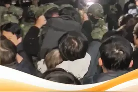 有报道称，尹锡悦总统在宣布紧急戒严时，曾亲自指示洪长源与国防部国防防谍司令吕寅兄合作，逮捕执政党国民力量党党首韩东勋等政治人士。对此，韩国国家情报院第一次长洪长源发声。【韩官员：尹锡悦曾指示抓捕政界人士 包括执政党党首】#尹锡悦称绝不会有第2次戒严视频封面