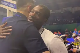 南苏丹男篮主帅艾维，2014年曾短暂效力过广东男篮，赛前杜锋指导也与艾维亲切拥抱#杜锋与南苏丹主帅拥抱 #中国男篮vs南苏丹男篮视频封面