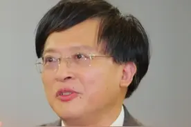 中医：建议自己煎中药，闻药香有益于治疗。养成系中医药文化节目《少年中医说》山东卫视每周日晚8:30播出，齐鲁频道每周一晚7:06播出。#少年中医说视频封面