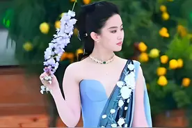 刘亦菲亮相春天开幕式，在西湖水面走红毯有美感，冻不轻忙穿外套视频封面