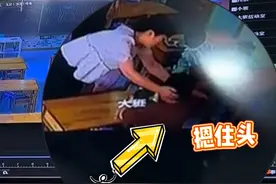 10月11日（发布时间），辽宁沈阳。一家长发视频爆料，孩子在幼儿园内疑似遭到老师虐待，经查看监控，发现老师曾有掌掴、打头、敲后背、撕书等行为，目前已报警。对此，幼儿园工作人员回应：相关部门已介入调查，具体情况待官方消息。关注👉@小政视频 #辽宁dou知道  #抖音小助手  #爆料入口 #幼儿园 #虐待视频封面