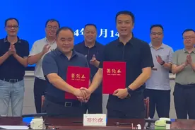 成都铁路川之味旅服有限责任公司与榕江县签订战略合作协议，将围绕“村超”品牌推广、 产品帮销帮购、新媒体运营进行深度合作。#贵州村超  #村超世界杯  #看村超游贵州  #快乐村超活力四射视频封面