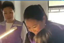 父母相继离世只留下姐弟俩人，志愿者连续两天上家送物资，“想用温暖填补他们缺失的爱”视频封面