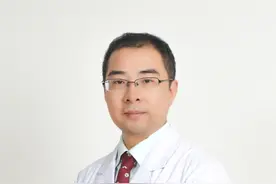 为什么老年人容易得飞蚊症？应该如何治疗？ #眼科科普 #飞蚊症 #爱眼护眼 #硬核健康科普dou来说视频封面