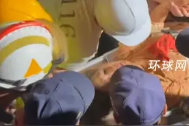 缅甸女子被困30小时后获救，与丈夫紧紧相拥，周围群众鼓掌欢呼视频封面