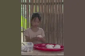 穷人孩子早当家，农村8岁女孩玉涵自己做肉沫粉条包子，让人心疼视频封面