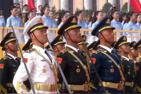 中国人民解放军联合军乐团奏响雄壮的《义勇军进行曲》，全场齐声高唱中华人民共和国国歌，鲜艳夺目的五星红旗冉冉升起。（来源：新华社）#抗战胜利80周年 #媒体精选计划