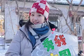 在零下二十摄氏度的户外雕刻冰雕，思维、身体在动，也在冻，是非常有挑战的工作。跟着冬季限定版玥姐一起感受冰雪艺术的独特魅力吧！#秀我中国 #冰雕 #哈尔滨