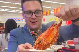 今天在商场凑热闹，吃到一家“平靓正”的海鲜#当吃货老外遇上中国美食 #美食家的朋友圈  #抖音美好食光  #省饭课代表集结了视频封面