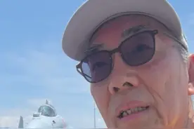 七旬老人登上山东舰，几度哽咽感慨祖国强大#山东舰 （剪辑：实习生吴时嘉）