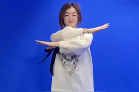 #肺经不通半夜易醒怎么办  #扩胸运动理肺气养气血  来跟月半妹妹一起，每天坚持三分钟扩胸运动，舒气散结、缓解胸闷心悸、增强心肺功能、提高心肺血管供血能力。#月半妹妹的健身房视频封面