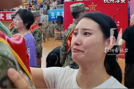 有妈妈凌晨5点就起床包“出门饺子”，#杭州淳安县#新兵欢送仪式上，父母含泪为儿擦眼泪:“加油 我为你骄傲”#入伍（来源：淳安融媒）