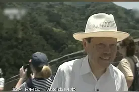 【杨振宁每次回国都被FBI调查】物理学家杨振宁曾在美国进行科研工作，他说：基本上每一次回国探亲访问，回去以后都有中情局的人或FBI的人来了解情况。视频封面