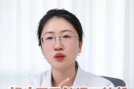 额头下巴经常会长一些难看的#闭口粉刺，非常影响颜值，医生手把手教你处理。#闭口#痤疮#皮肤科#科普视频封面