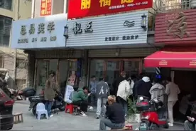 “听得懂人话”的怀化发型师晓华走红，超7万网友在线观看其理发，门店排起长队#听得懂话的发型师出现了视频封面